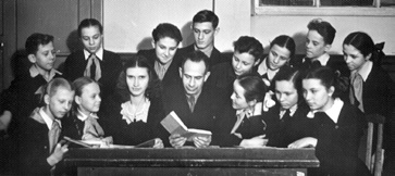 Б.З. Фрадкин на встрече с учениками школы № 77. Февраль 1957. Из семейного архива