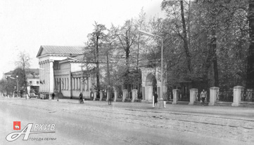 Липовый сквер на ул. К.Маркса у Клуба УВД. 1967. Фото В. Реймерса