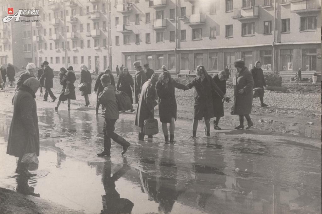 Улица Ленина. Апрельские лужи. 1969
