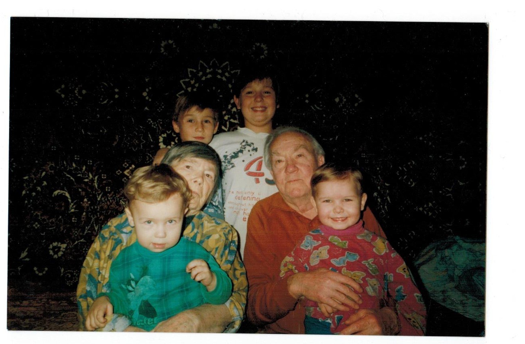 Денис с двоюродными братьями, прабабушкой Машей и с прадедушкой Руфой. Фото предоставлено автором воспоминаний.