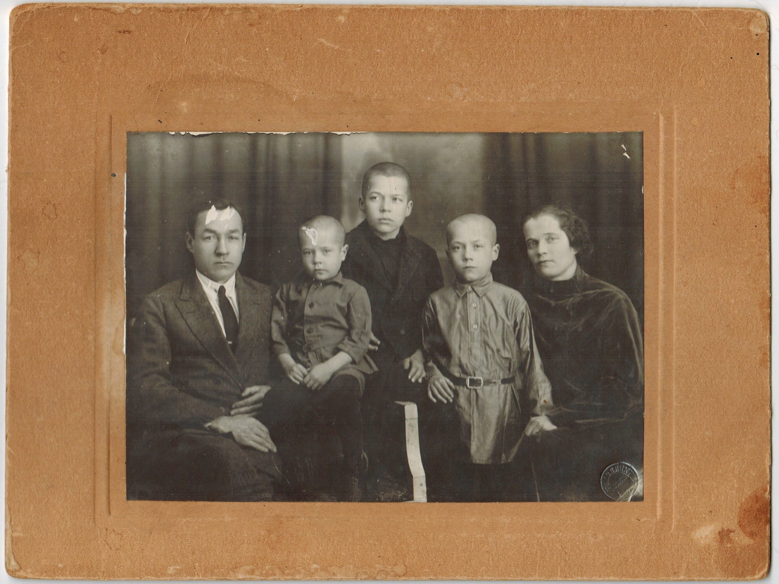 (слева-направо: Иван Михайлович, Александр (старший), Герман (младший), Руф (средний), Мария Иаковлевна). 1933 год, Пермь. Фото предоставлено автором воспоминаний.