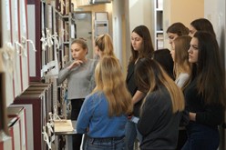 Студенты Пермского колледжа транспорта и сервиса в первом архивохранилище Архива города Перми слушают лекцию