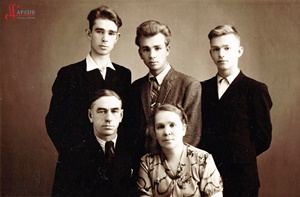 Валерий Владимирович с женой Еленой Даниловной (сидят). Стоят сыновья (cлева направо) Герман, Валерий, Вячеслав.