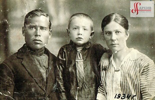 Семья Антипиных Степан Федорович, Мария Петровна и сын Гена.1934 год