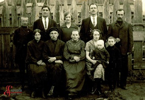 Ткачик Л.А. Фотография семьи Гордеевых. 04.07.1928 г. АГП.Ф.1395.Оп.1. Д.51.Л.6.