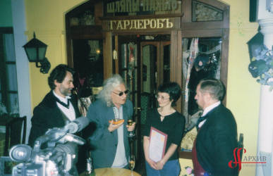 В.А. Киршин (1-й слева), писатель Р.П. Белов (2-й слева), писатель В.Н. Запольских (1-й справа) во время вручения премии Ивана Семенова писательнице Н. Володиной (2-я справа) в кафе «Другое место». 3 июля 2003.
