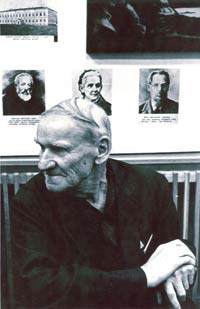 Портрет М.И. Кузнецова на фоне фотовыставки. [1970-е]