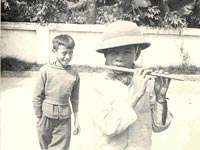 Вьетнамский мальчик с флейтой