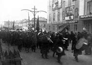 Демонстрация трудящихся у здания окружкома партии. 7 ноября 1932. Фото М.И. Кузнецова. АГП.Ф.1053. Оп.2.Д.28.