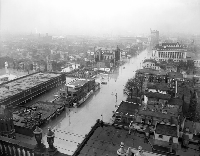 Наводнение на Бродвее и Четвертой улице, Луисвилль, Кентукки, 1937 год