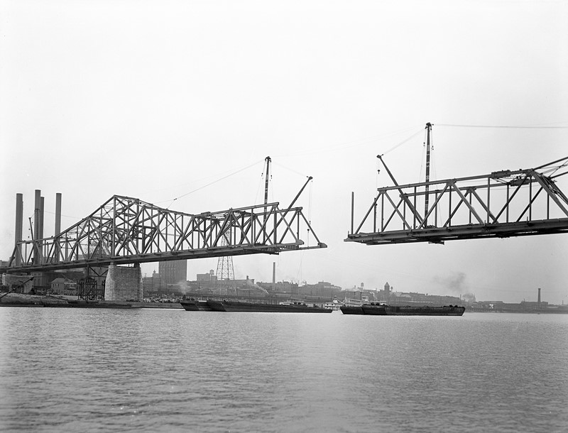 Строительство Муниципального моста (теперь известного как Второй Сент-Бридж или Мемориальный мост Джорджа Роджерса Кларка), Луисвилль, Кентукки, 1929 год