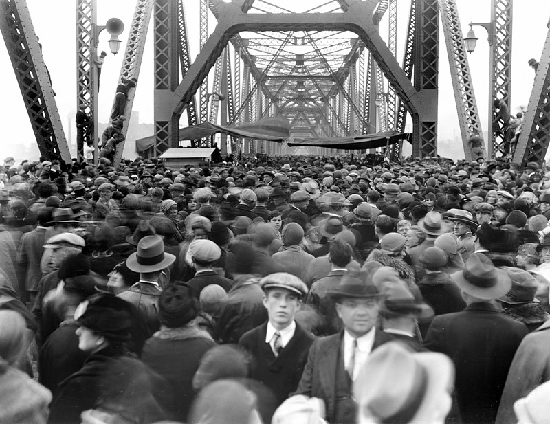 Люди на открытии Муниципального моста в Луисвилле, Кентукки, октябрь 1929 года