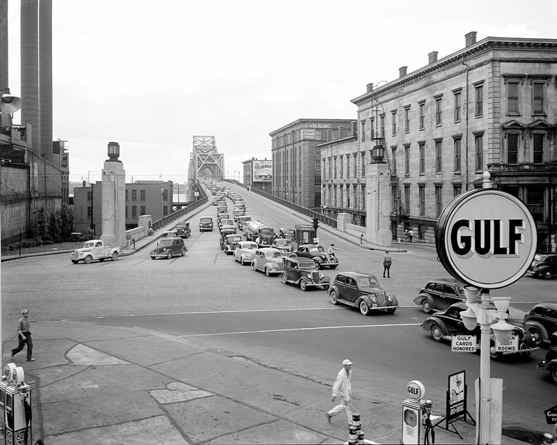 Traffic on the Municipal Bridge (now known as the Second St. Bridge or George Rogers Clark Memorial Bridge), Louisville, Kentucky, 1941