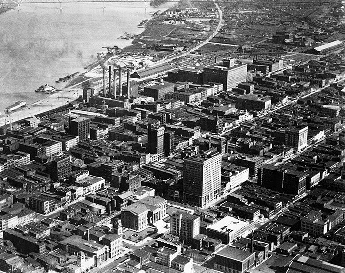 Вид с высоты птичьего полета на Луисвилль, Кентукки, захватывающий часть центра города и реку Огайо