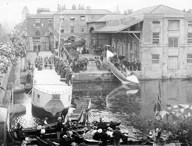 Местные сановники крепко держатся, когда их спускают на лодке в Темзу с верфи Солтерс у Моста Фолли в День спасательной шлюпки в июне 1900 года (Генри Тонт)