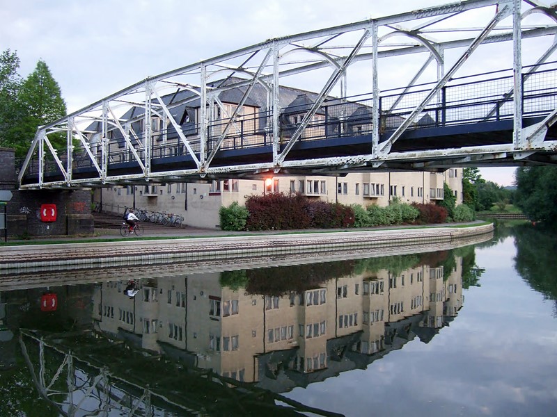 Pedestrian pipe bridge over the River Thames, formerly linking two sections of the Oxford Gas Works site, c. 2005
