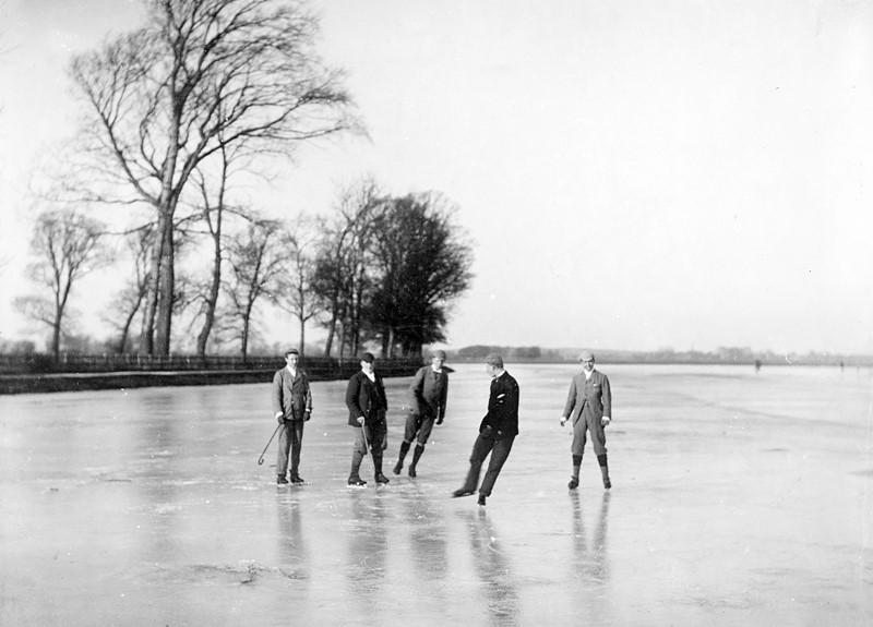 Мужчины катаются на коньках на лугу Порт-Мэдоу, 1895 г. (Генри Тонт)