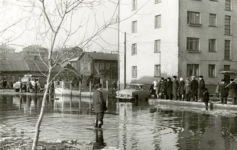 Flooding from snow melting at the corner of Plekhanova and Kommunisticheskaya (Petropavlovskaya) streets. April 12, 1969