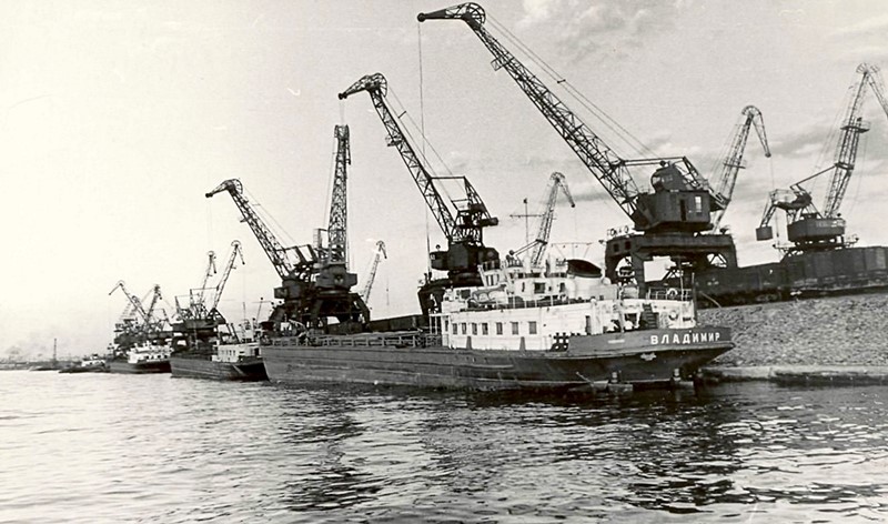 Unloading the dry-cargo ship Vladimir. Zaostrovochny cargo transshipment area of the Port of Perm