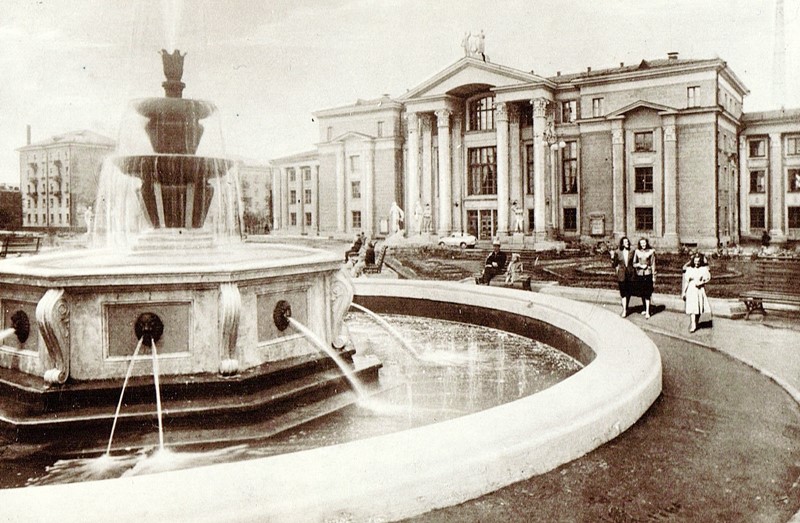 Fountain in the square in front of the J. Stalin Palace of Culture of the Perm Motor Plant (the A.G. Soldatov Palace of Culture). [the 1950s]
