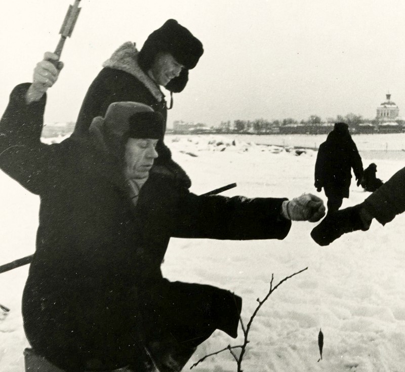 Anglers on the bank of the Kama River. January 6, 1968
